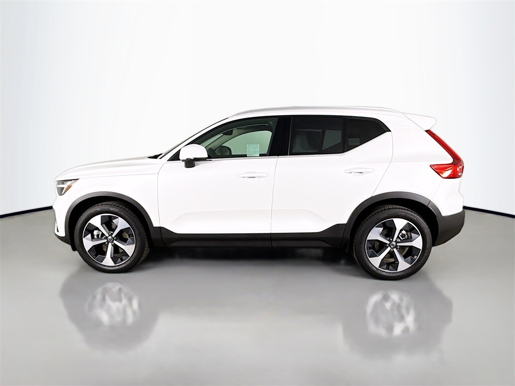 2025 Volvo XC40 Core photo 4