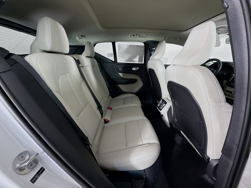 2026 Volvo XC40 Plus - Photo 27