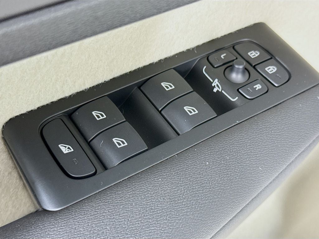 2026 Volvo XC40 Plus - Photo 17