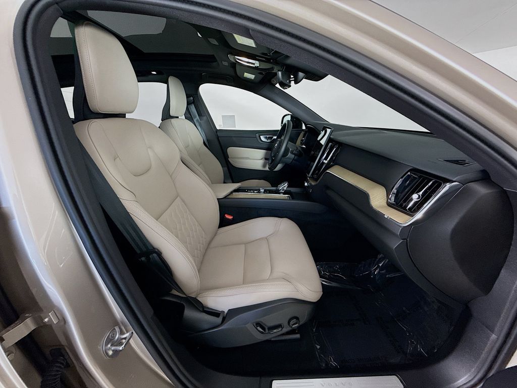 2026 Volvo XC60 Plus - Photo 28