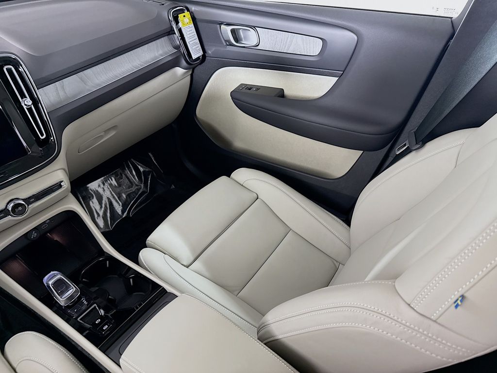 2026 Volvo XC40 Plus - Photo 23