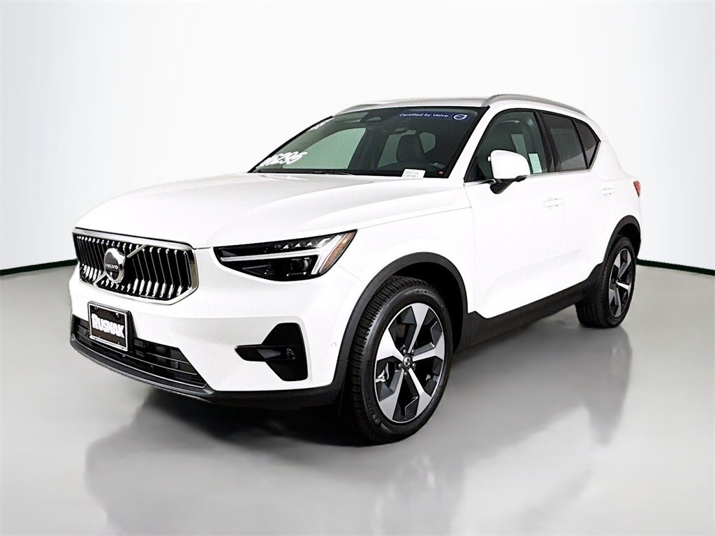 2025 Volvo XC40 Plus photo 3