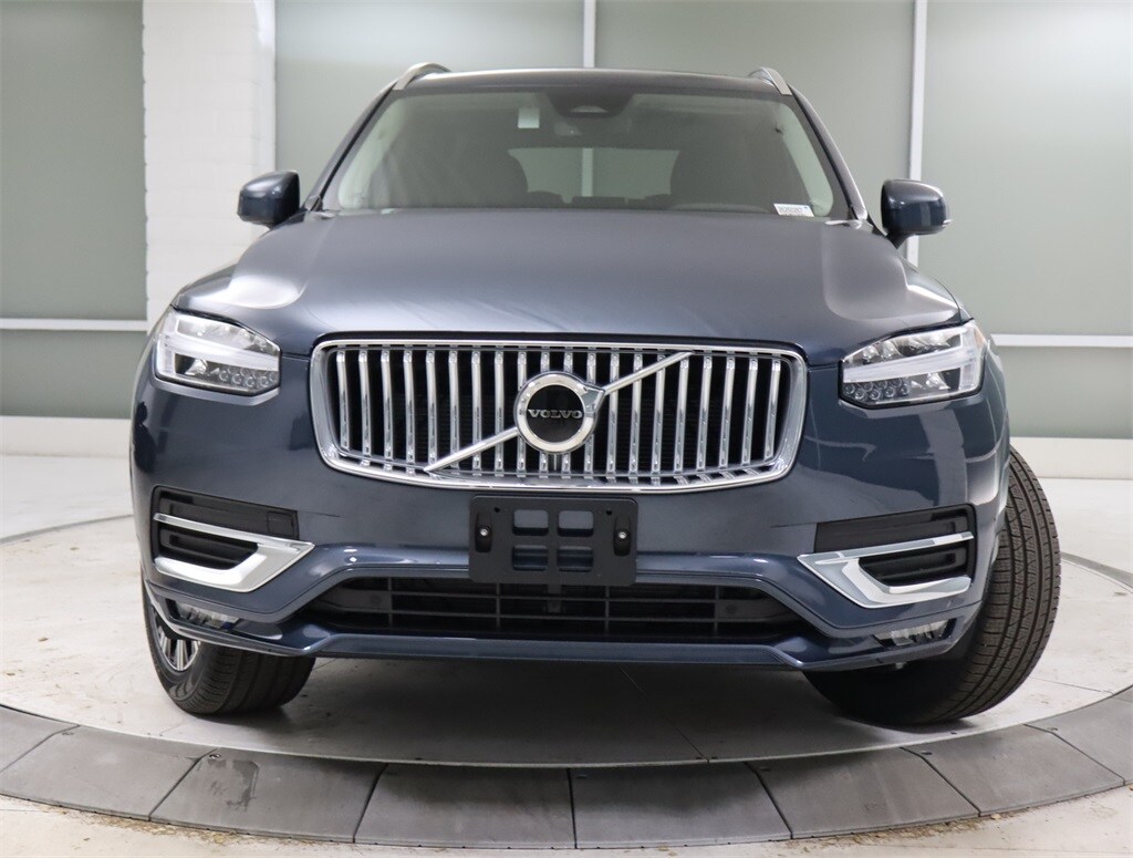 2025 Volvo XC90 Core photo 2