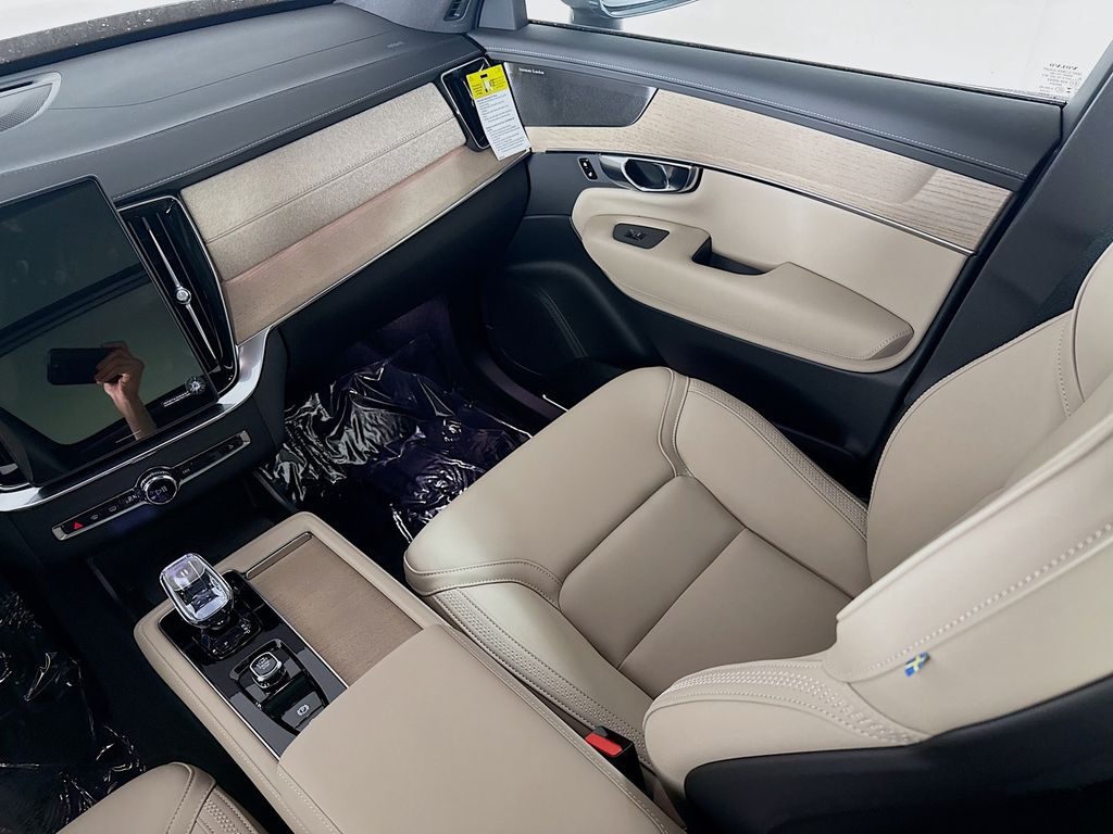 2026 Volvo XC90 Plus - Photo 25