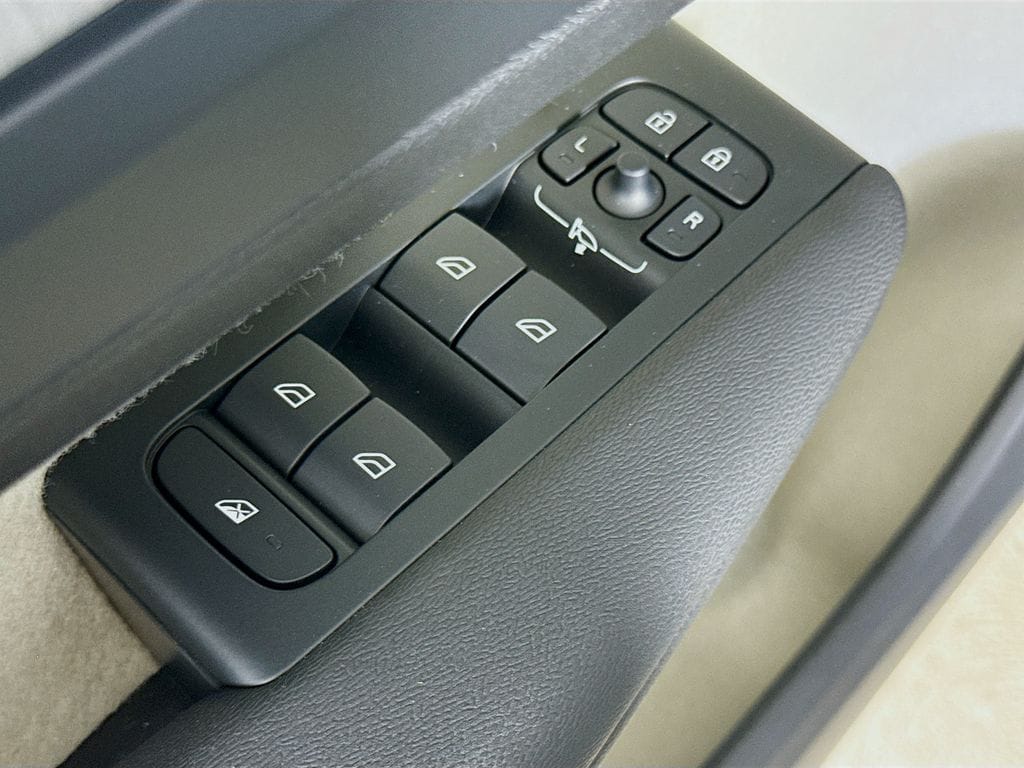 2026 Volvo XC40 Plus - Photo 18