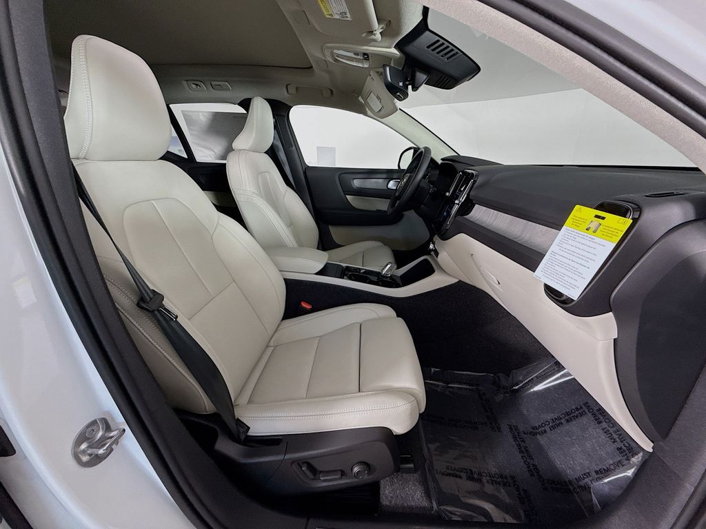 2026 Volvo XC40 Plus - Photo 28