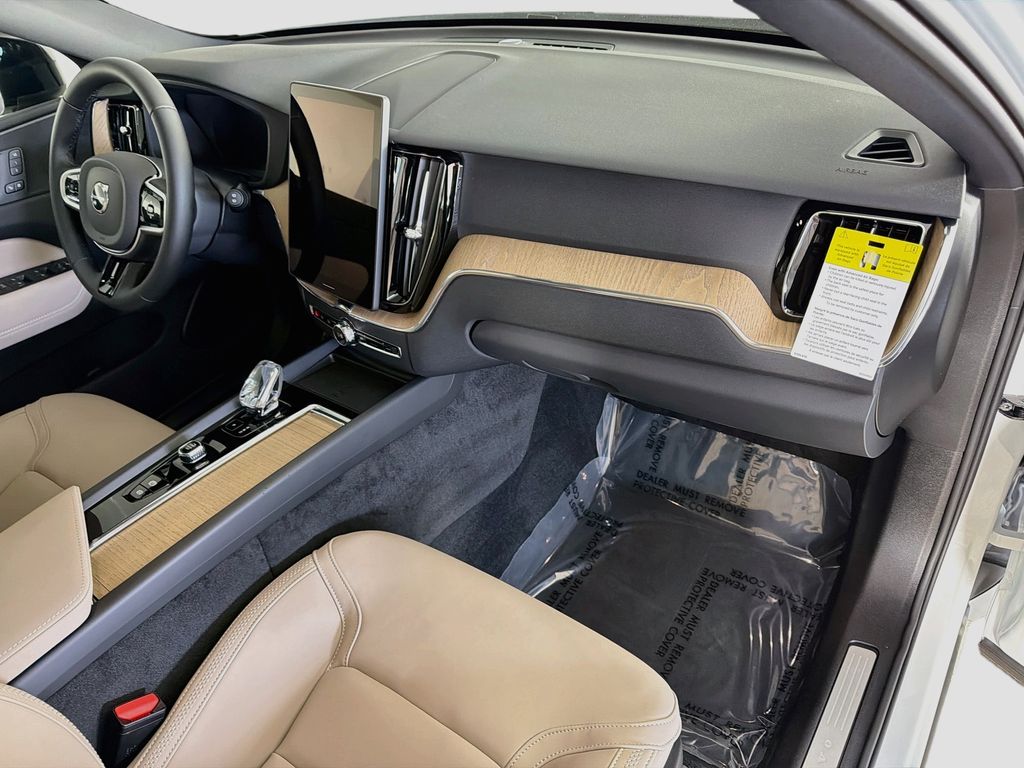 2026 Volvo XC60 Plus - Photo 29