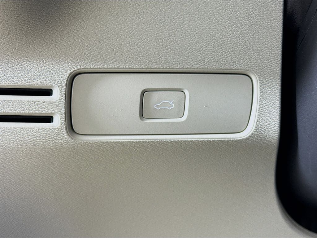 2026 Volvo XC40 Plus - Photo 10
