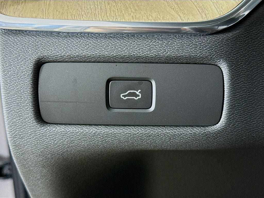 2026 Volvo XC60 Plus - Photo 10