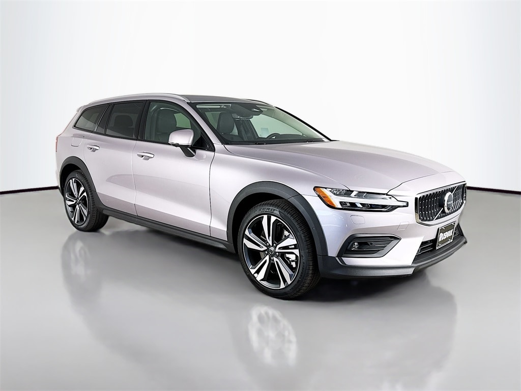 2026 Volvo V60 Cross Country Plus's photo