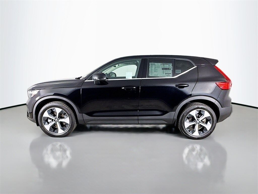 2025 Volvo XC40 Core photo 2