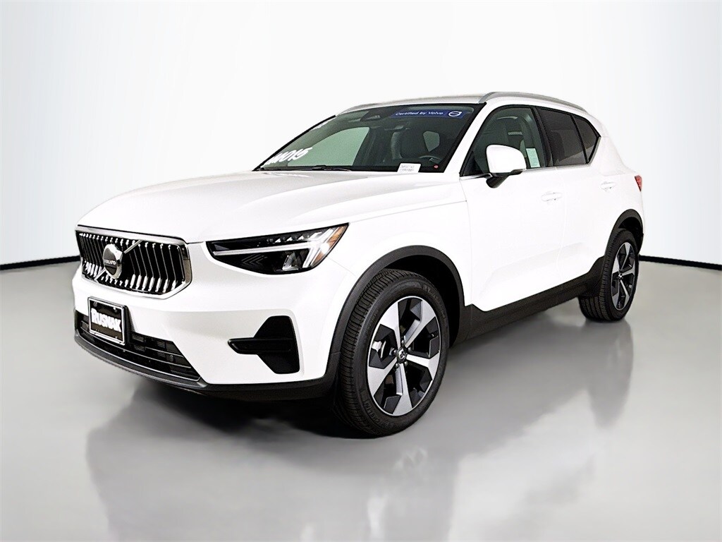 2025 Volvo XC40 Core photo 3