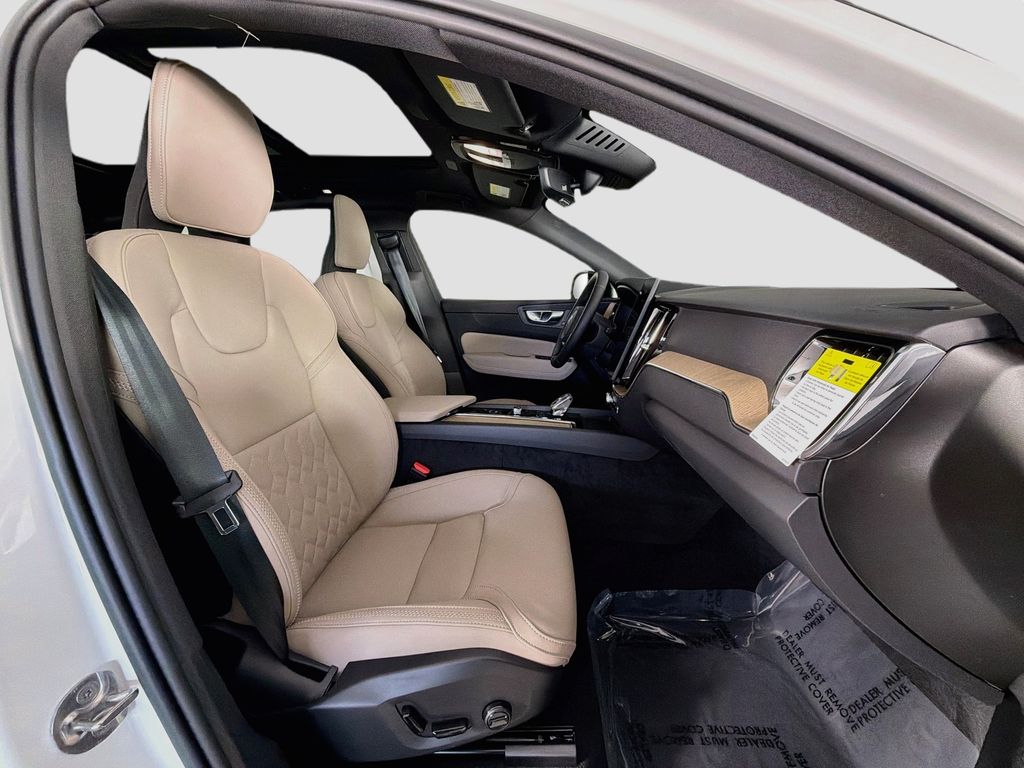 2026 Volvo XC60 Plus - Photo 28