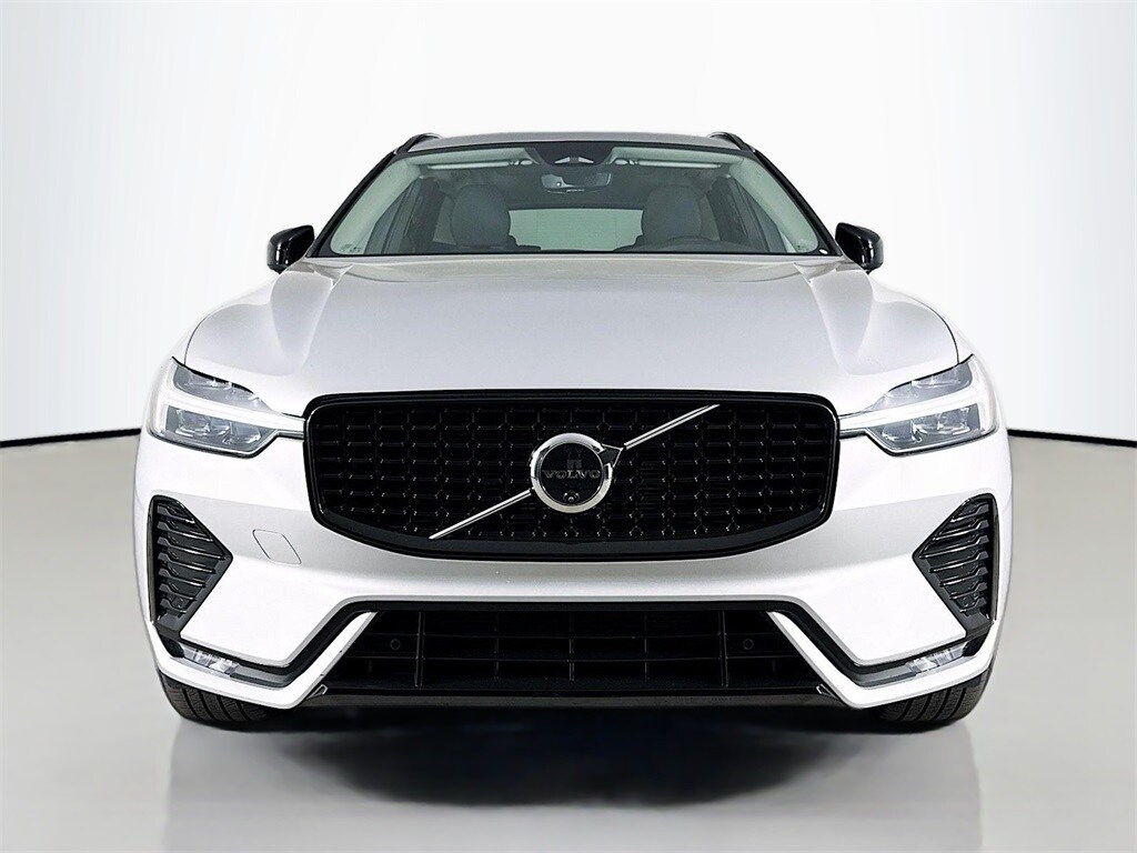 2025 Volvo XC60 Plus photo 2