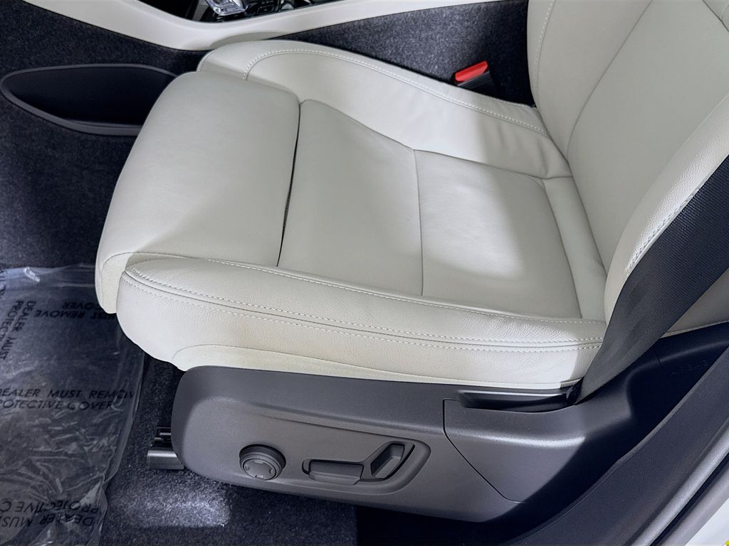 2026 Volvo XC40 Plus - Photo 18