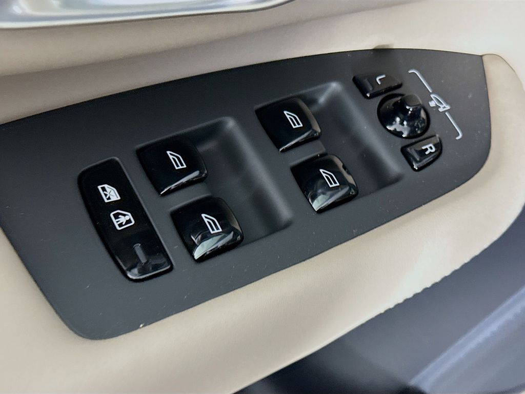 2026 Volvo XC90 Plus - Photo 18
