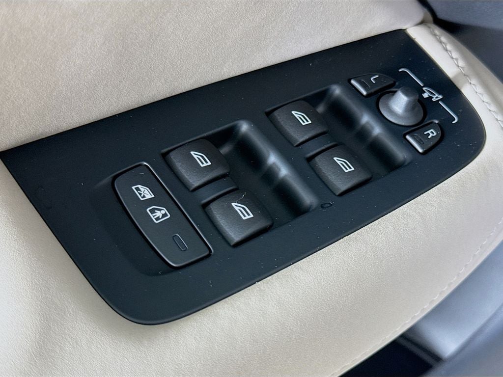 2026 Volvo XC60 Plus - Photo 18