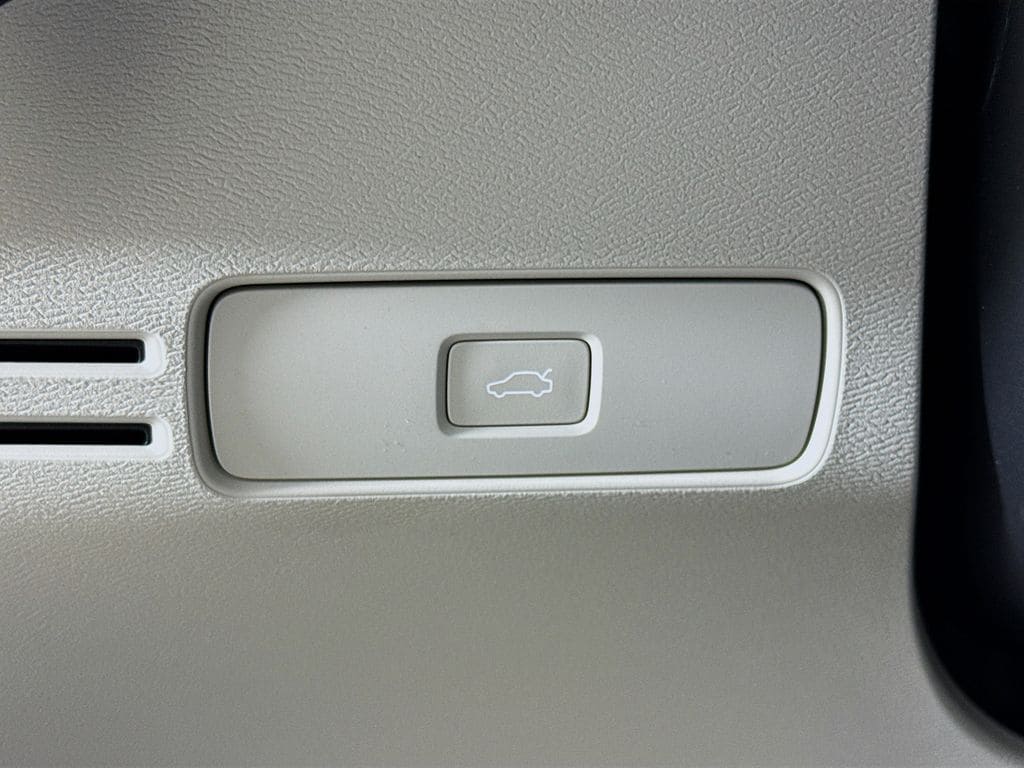 2026 Volvo XC40 Plus - Photo 10