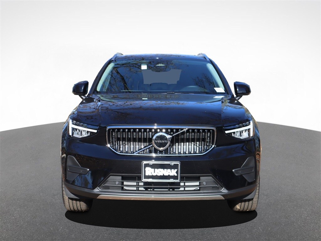 2025 Volvo XC40 Core photo 2