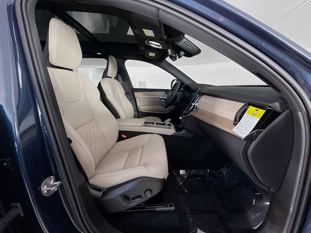 2026 Volvo XC90 Plus - Photo 30