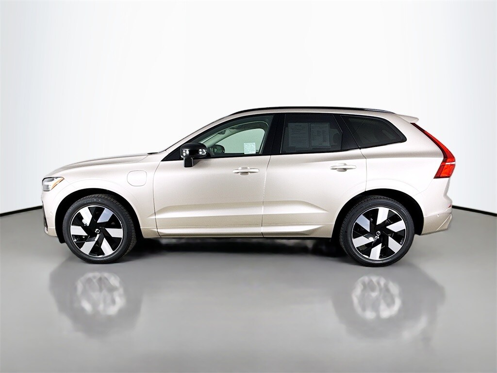 2025 Volvo XC60 Hybrid T8 Plus photo 4
