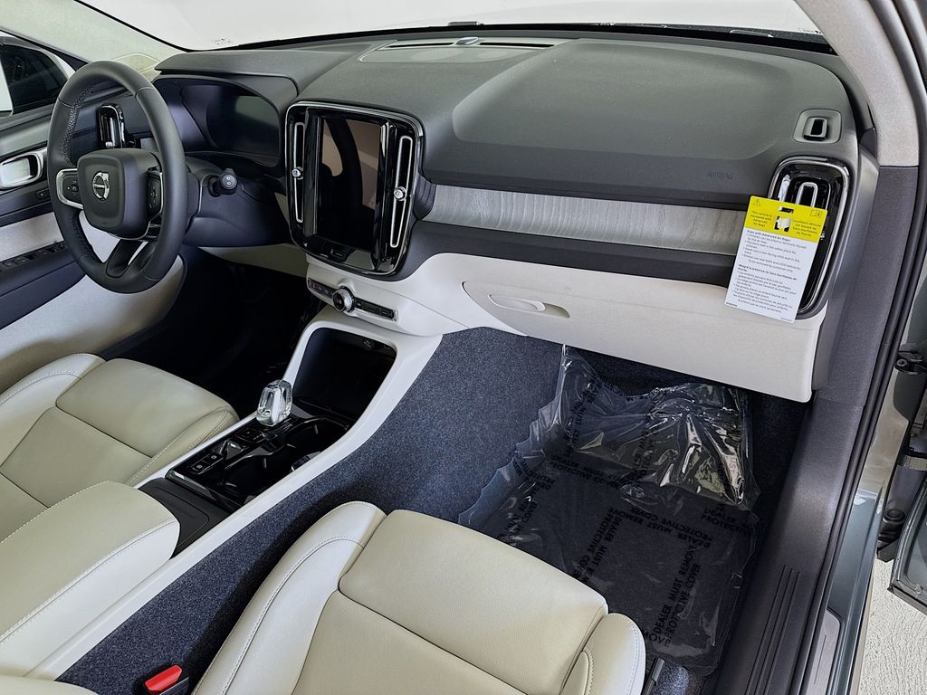 2026 Volvo XC40 Plus - Photo 30