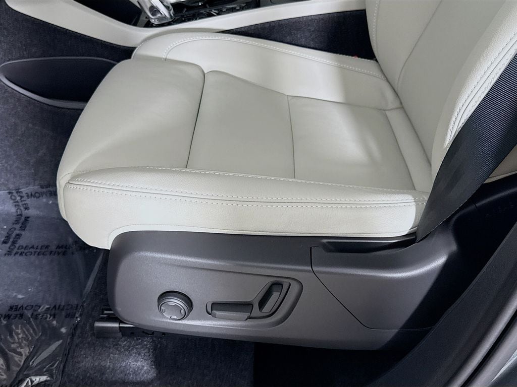 2026 Volvo XC40 Plus - Photo 19