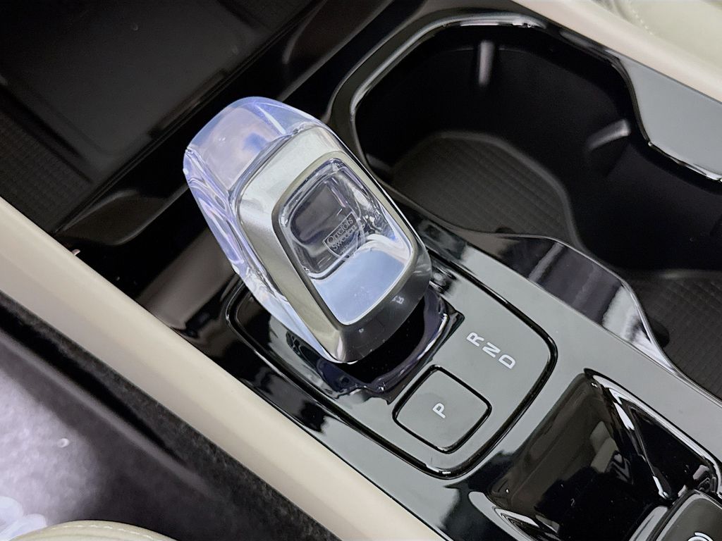 2026 Volvo XC40 Plus - Photo 16