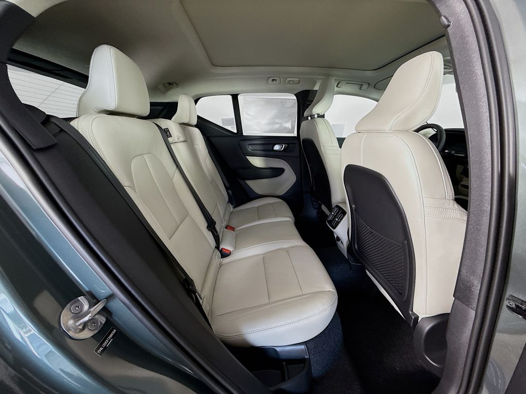 2026 Volvo XC40 Plus - Photo 28