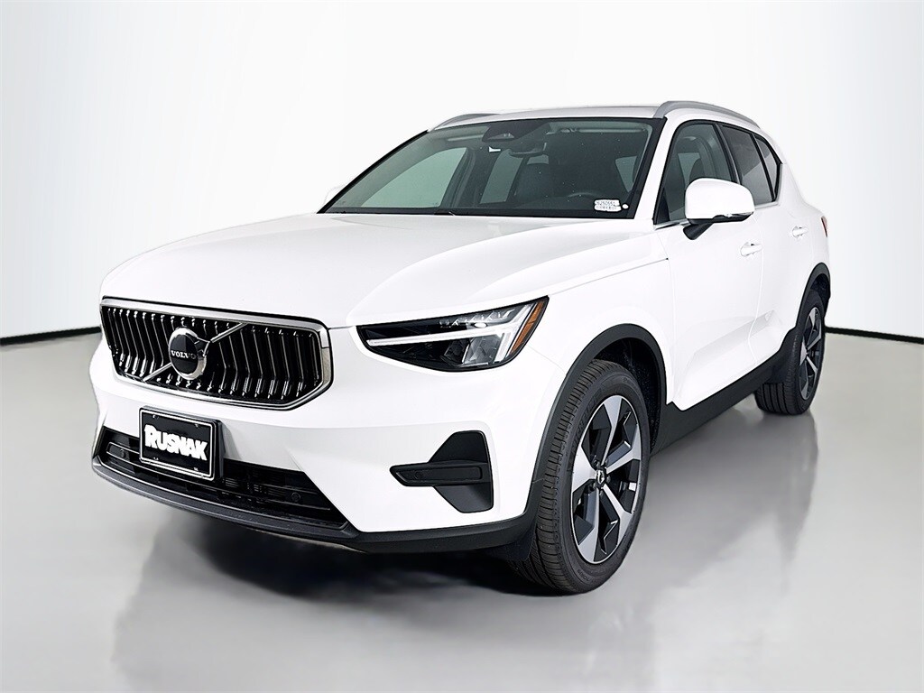 2025 Volvo XC40 Core photo 3