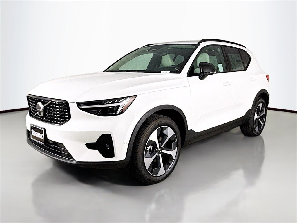 2026 Volvo XC40 Plus photo 3