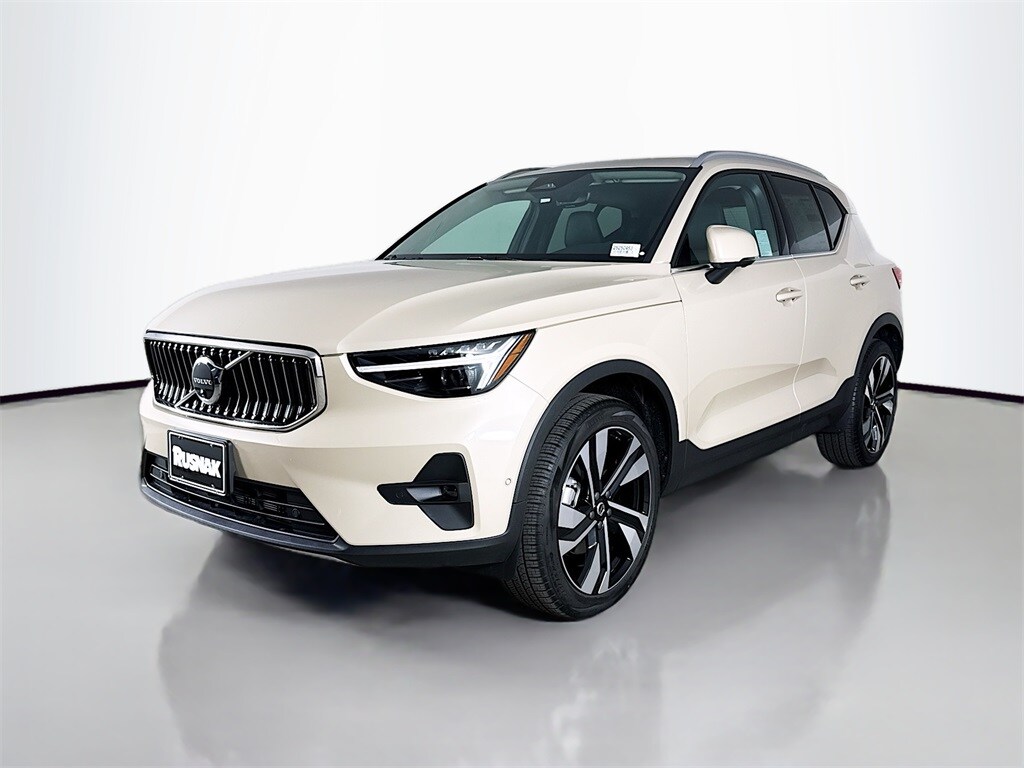 2025 Volvo XC40 Plus photo 3
