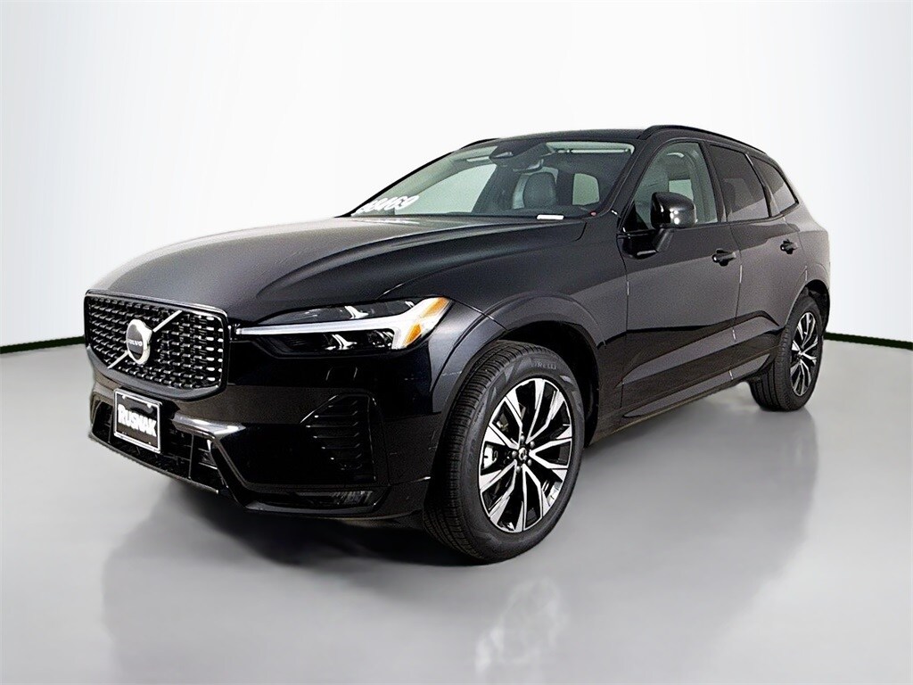 2025 Volvo XC60 B5 Core photo 2