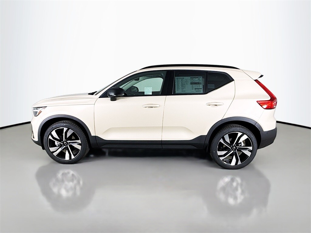 2026 Volvo XC40 photo 2
