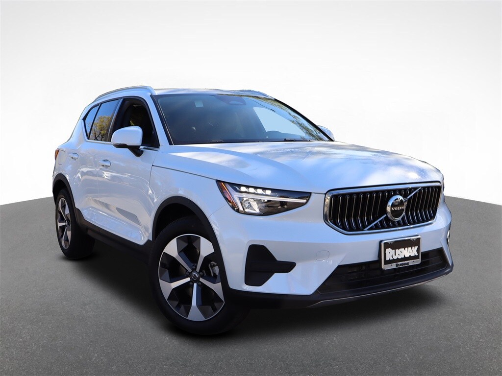 2025 Volvo XC40 Core photo 2