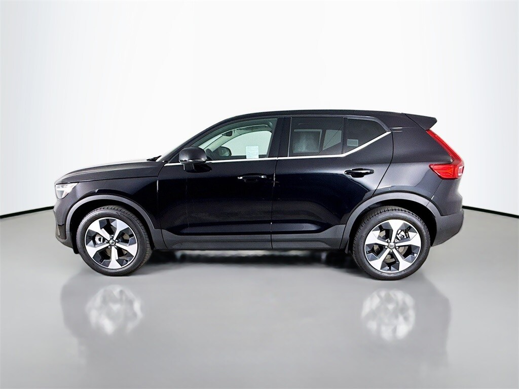 2025 Volvo XC40 Core photo 4