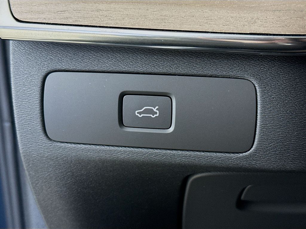 2026 Volvo XC90 Plus - Photo 10