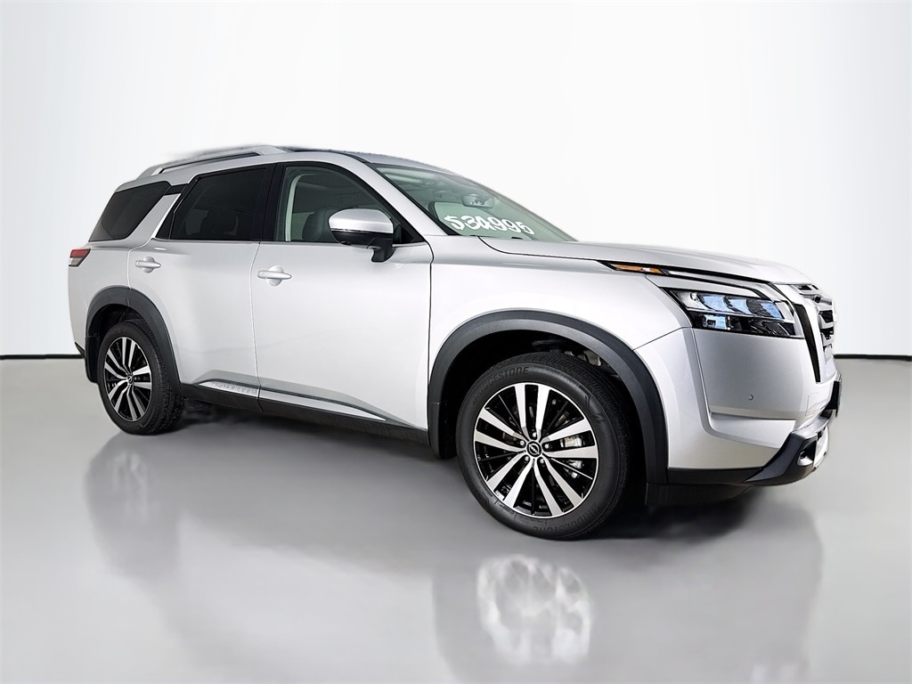 2024 Nissan Pathfinder Platinum's photo