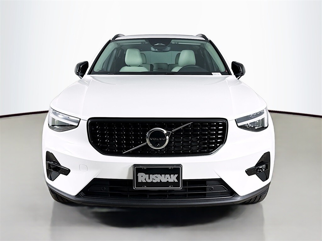 2026 Volvo XC40 Plus photo 2