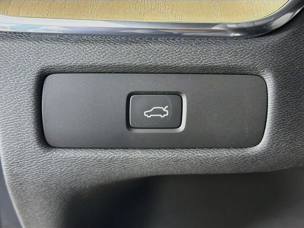2026 Volvo XC60 Plus - Photo 10
