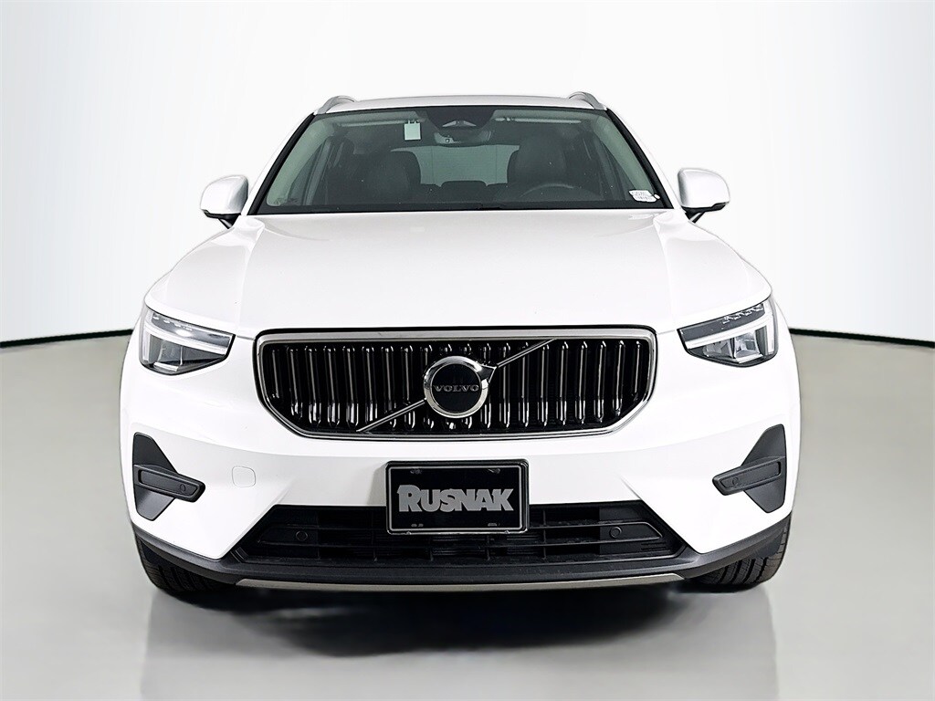 2025 Volvo XC40 Core photo 2