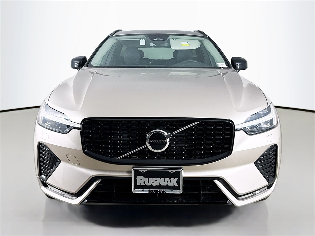 2025 Volvo XC60 B5 Core photo 2