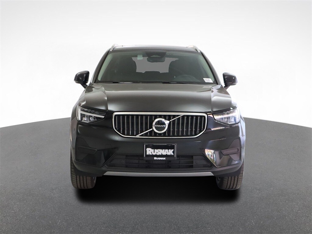 2025 Volvo XC40 Core photo 2