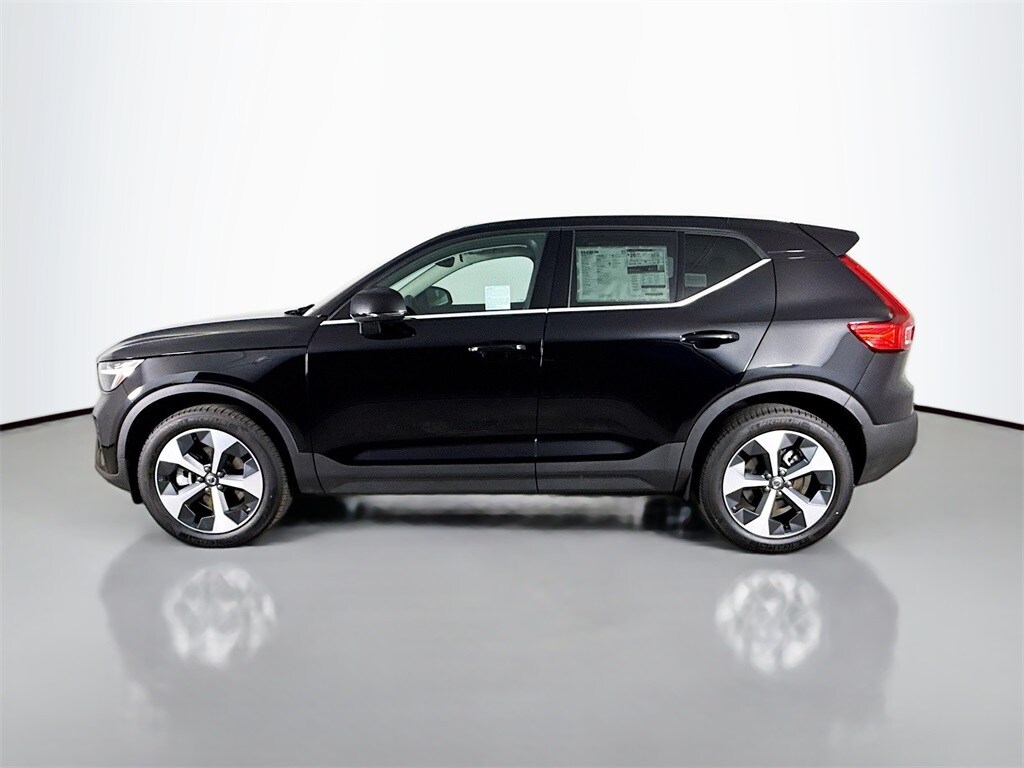 2025 Volvo XC40 Core photo 4