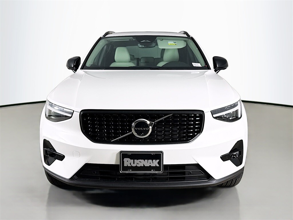 2026 Volvo XC40 photo 2
