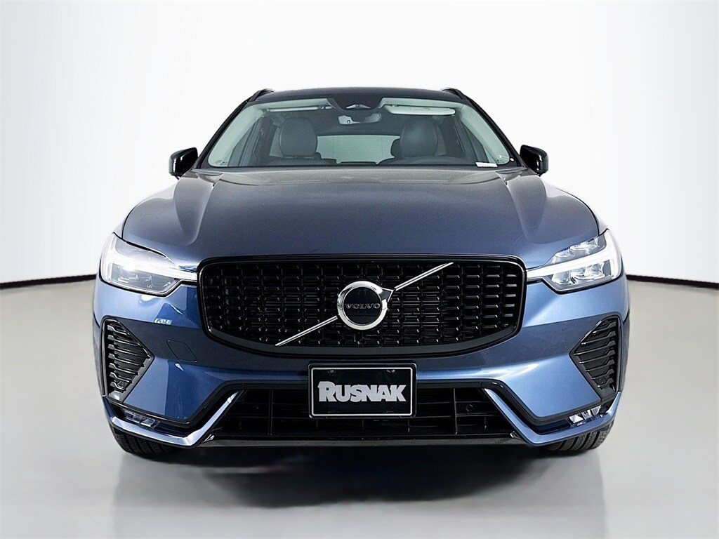 2025 Volvo XC60 B5 Core photo 2