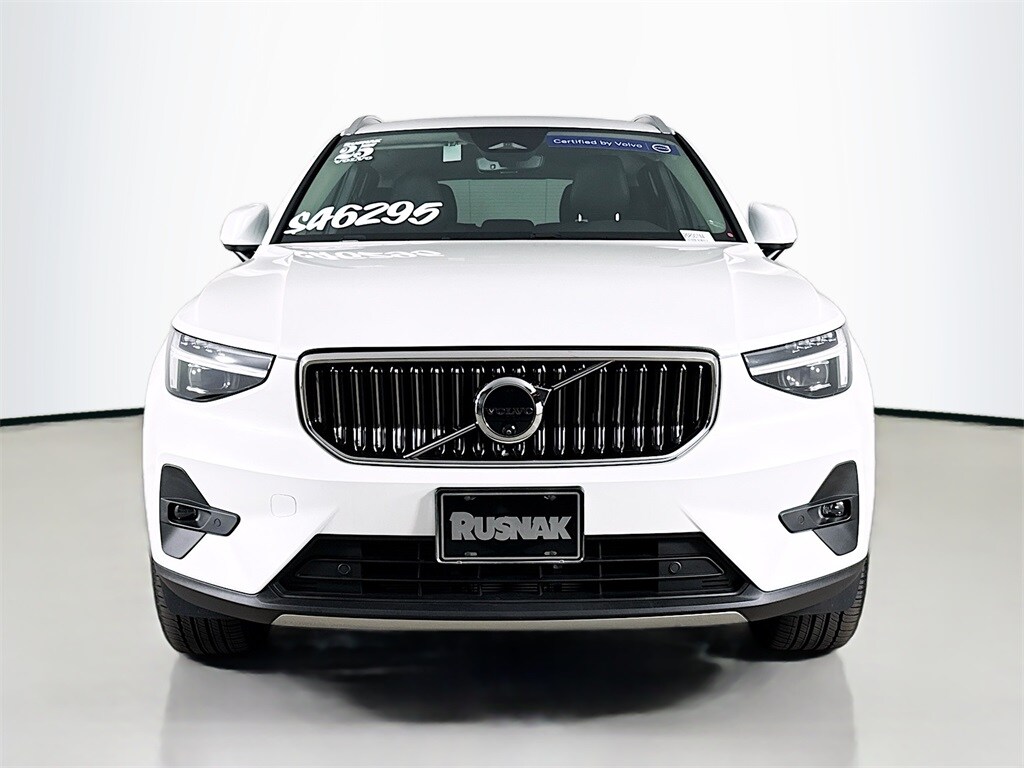 2025 Volvo XC40 Plus photo 2