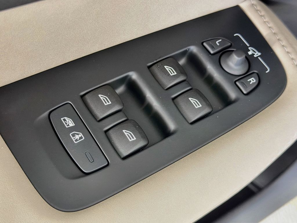 2026 Volvo XC60 Plus - Photo 18
