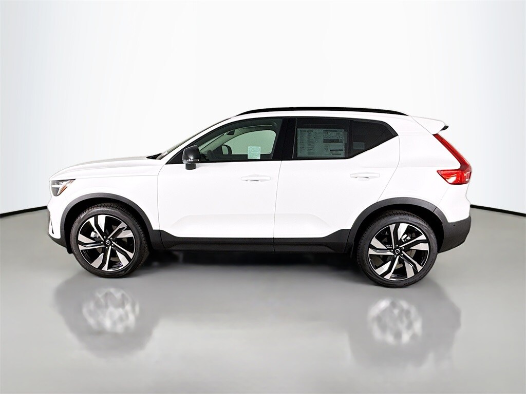2026 Volvo XC40 photo 4