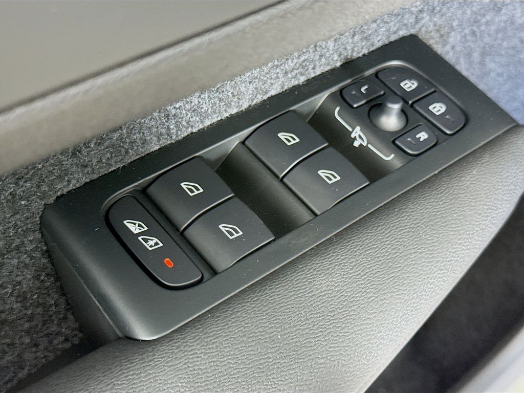 2026 Volvo XC40 Ultra - Photo 17